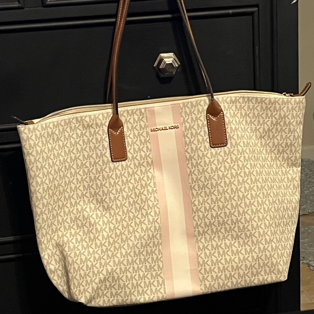 LARGE MICHAEL KOHRS PURSE. IN GOOD CONDITION.